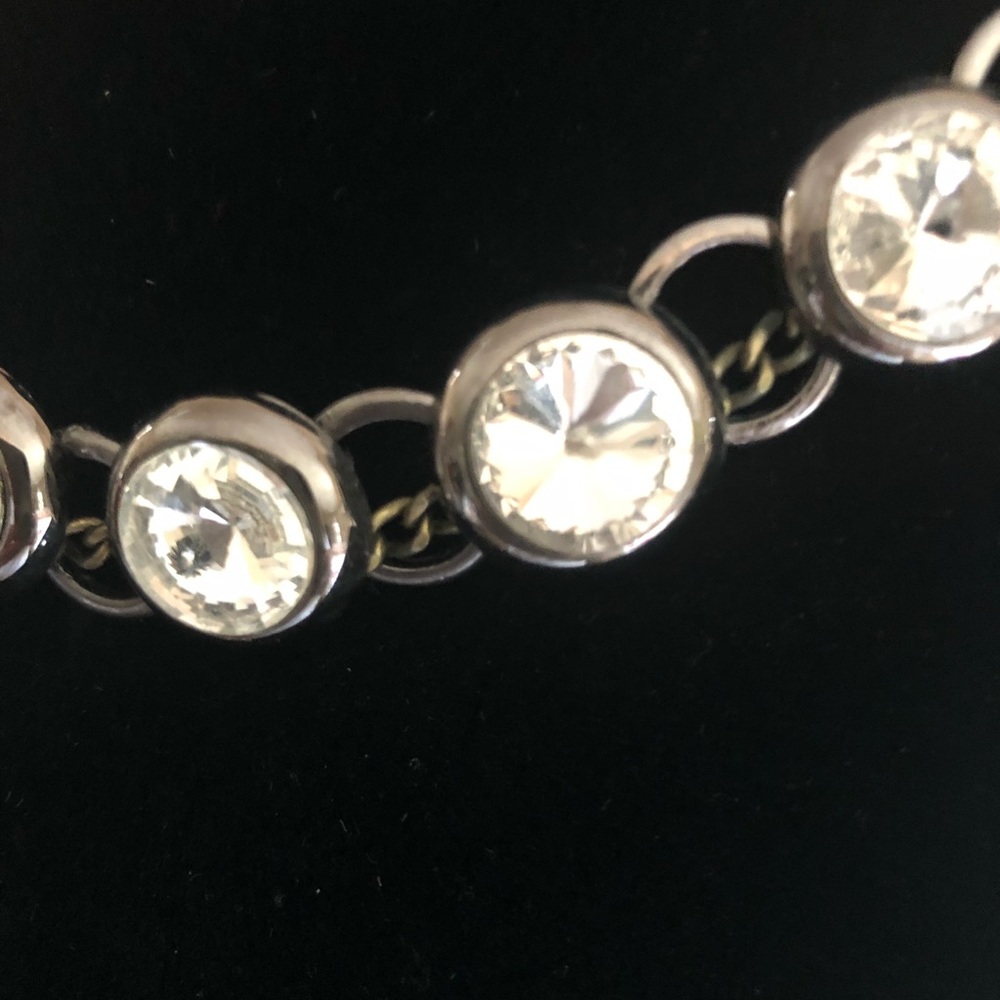 Shiny metal necklace with crystals